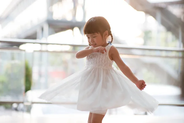 Feliz Adorable Niña Vestido Blanco Bailando Familia Asiática Estilo Vida —  Fotos de Stock