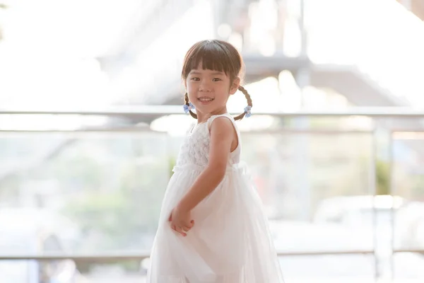 Menina Bonito Feliz Dança Vestido Branco Família Asiática Livre Estilo — Fotografia de Stock