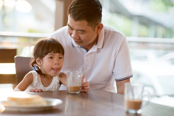 Meisje Chocolade Drinken Café Aziatische Familie Buiten Levensstijl Met Daglicht — Stockfoto