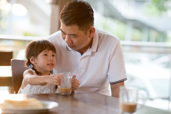 Niño Bebiendo Chocolate Cafetería Familia Asiática Estilo Vida Aire Libre —  Fotos de Stock
