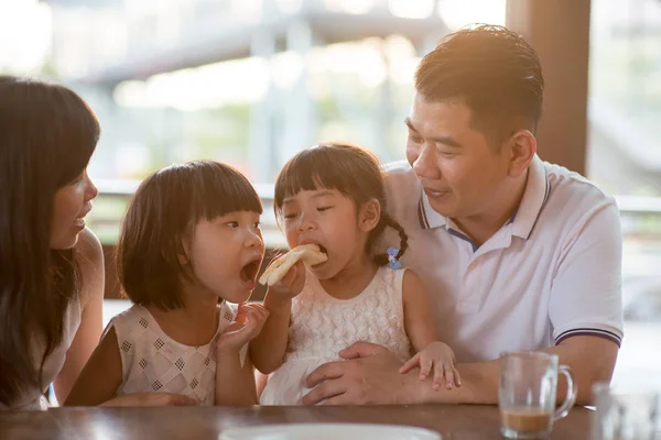 Kinderen Eten Delen Boter Toast Café Aziatische Familie Buiten Levensstijl — Stockfoto