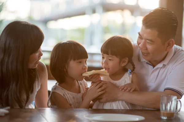 愛らしい子供を食べるとバター トースト カフェでの共有します 自然光でアジア家族アウトドア ライフ スタイル — ストック写真