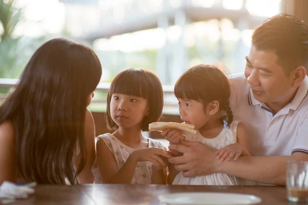 快乐的孩子吃和分享奶油面包在咖啡馆 亚洲家庭户外生活方式与自然光 — 图库照片