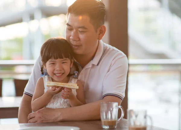 Urocza Azjatka Dziecko Jedzenie Masła Toast Kawiarni Zewnątrz Życia Rodziny — Zdjęcie stockowe