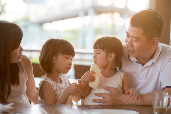 Schattige Kinderen Eten Het Delen Van Brood Cafetaria Aziatische Familie — Stockfoto