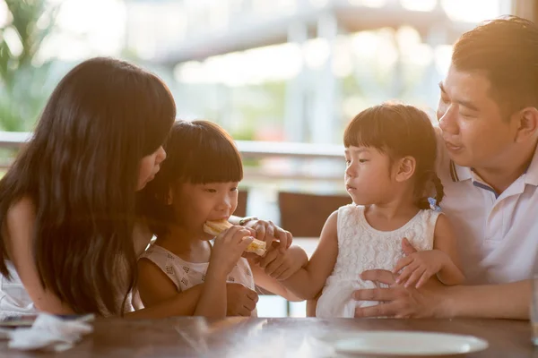 子供を食べる 食堂でパンを共有します 自然光でアジア家族アウトドア ライフ スタイル — ストック写真