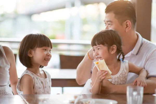 快乐的孩子们在自助餐厅吃土司面包 亚洲家庭户外生活方式与自然光 — 图库照片