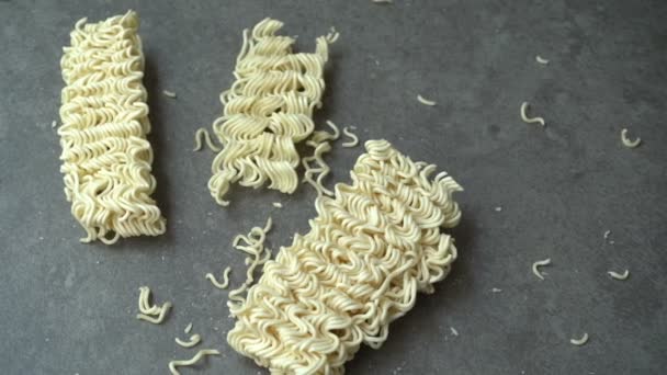 Bloque Fideos Instantáneos Ramen Asiático Fondo Mesa Video Metraje — Vídeos de Stock