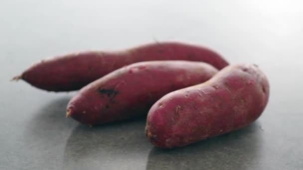 Tatlı Patates Döner Ağır Çekim Görüntüleri Video Kazık — Stok video