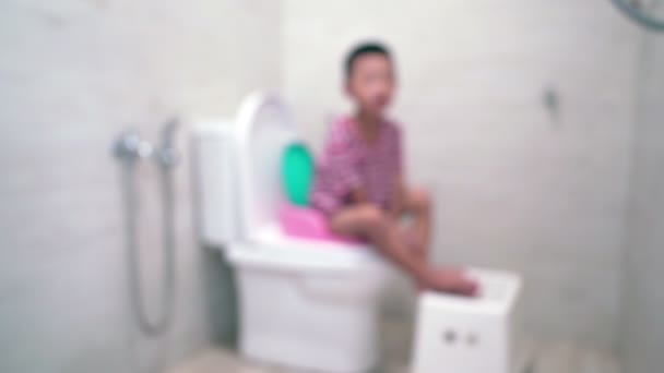 Beş Yaşında Asyalı Çocuk Tuvalet Kase Bilerek Bulanık Objektif Oturan — Stok video