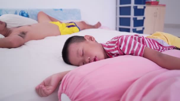 Aziatische Jongen Vijf Jaar Oud Slapen Bed Met Vader Footage — Stockvideo