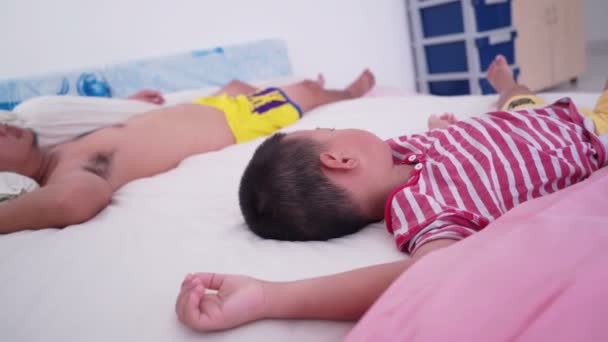 Cinq Ans Asiatique Garçon Dormir Sur Lit Avec Père Vidéo — Video