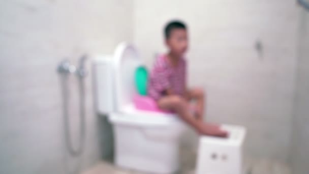 Enfant Asiatique Cinq Ans Assis Sur Bol Toilette Objectif Flou — Video