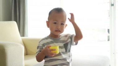 Kaşıntılı çocuk tırmalamak. İki ya da üç yaşında çocuk çizikler onun kafa ve yüz, görüntüleri video. 
