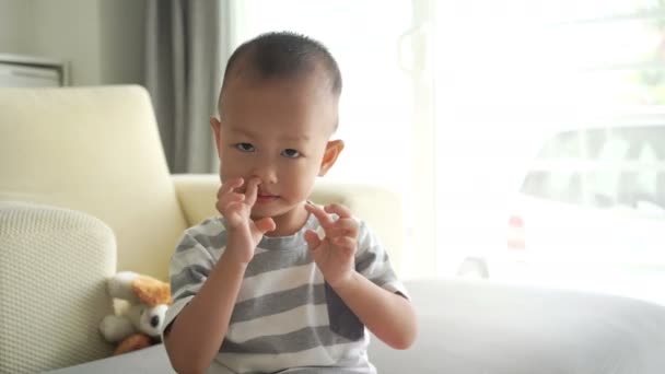 Twee Tot Drie Jaar Oude Kind Pakt Zijn Neus Eet — Stockvideo