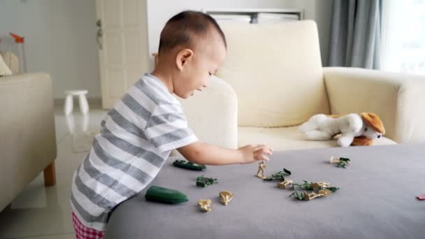 Дворічна Дитина Грає Солдатів Фігурні Іграшки Війни Мир Вдома — стокове відео