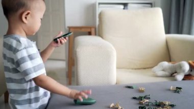 Askerler ve heykelcik oyuncaklar, savaşları ve Yurtta sulh oynayan iki ya da üç yaşında çocuk.