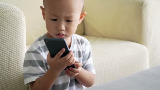 2至3岁的孩子在家里打手机 打电话 — 图库视频影像