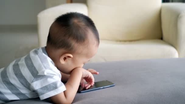 Niño Dos Tres Años Usando Teléfono Inteligente Casa — Vídeo de stock