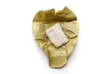 Beyaz arka planda taze tempeh, vejetaryen yiyecekler, Endonezya soya fasulyesi ürünleri..