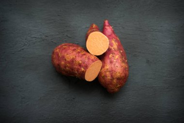 Tahta masada tatlı patates. Üst görünüm.