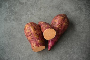 Koyu masada çiğ patates. Üst görünüm.