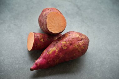 Tahta yüzeyde çiğ patates.