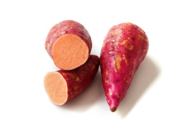 Beyaz arka planda izole edilmiş çiğ patates, yakın plan..