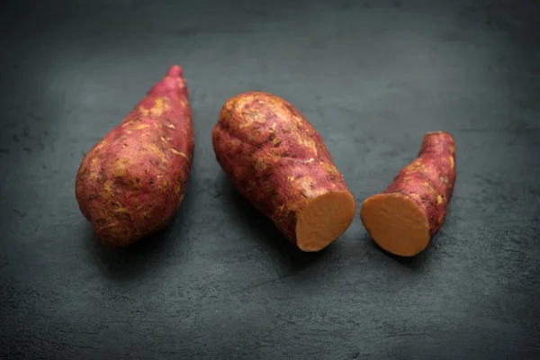 Batatas Doces Laranja Cruas Fundo Madeira Close — Fotografia de Stock