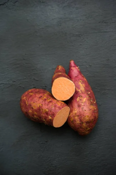 Rauwe Zoete Aardappelen Houten Ondergrond Van Dichtbij Bovenaanzicht — Stockfoto