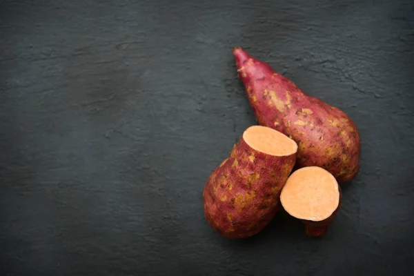 Batatas Doces Laranja Cruas Fecham Fundo Escuro Espaço Cópia Vista — Fotografia de Stock