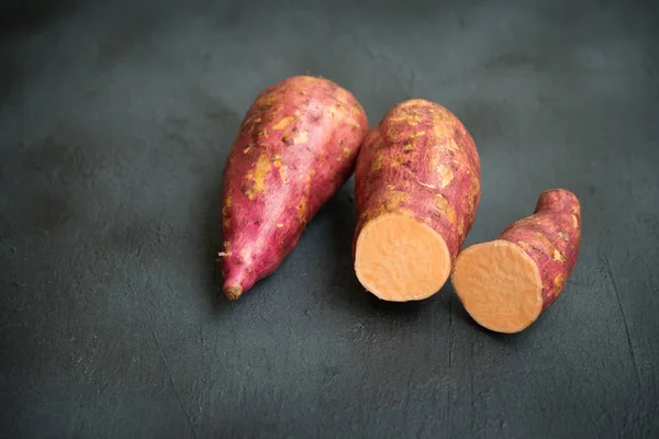 Patate Dolci All Arancia Biologiche Crude Fondo Legno Vicino — Foto Stock