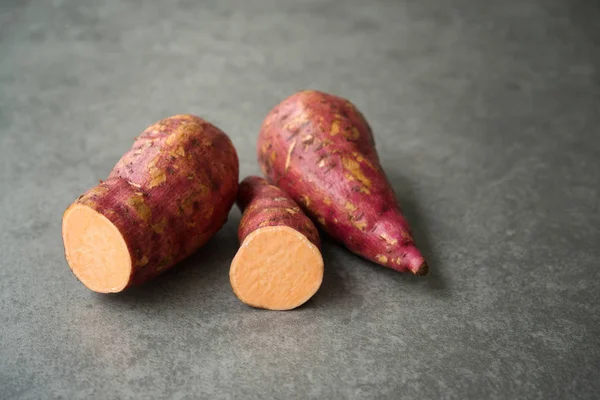 Patata Dulce Naranja Orgánica Fresca Sobre Fondo Oscuro —  Fotos de Stock