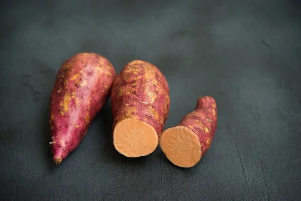 Ακατέργαστες Βιολογικές Γλυκοπατάτες Πορτοκαλιού Ξύλινη Επιφάνεια Κλείσε — Φωτογραφία Αρχείου