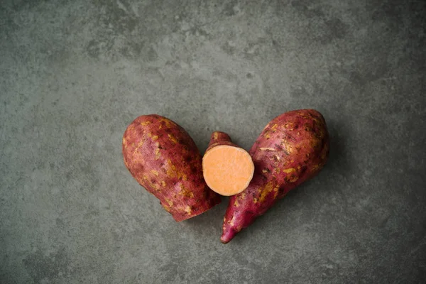 Batatas Doces Cruas Fundo Escuro Close — Fotografia de Stock