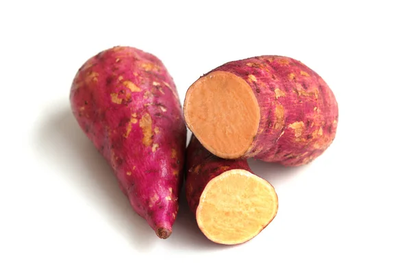 Rohe Süßkartoffeln Isoliert Auf Weißem Hintergrund — Stockfoto