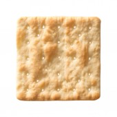Square soda cracker izolované na bílém pozadí.