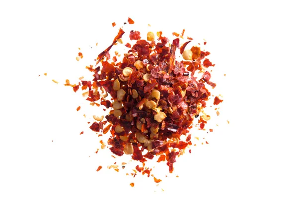 Haufen Zerkleinerter Roter Cayennepfeffer Getrocknete Chiliflocken Und Samen Isoliert Auf — Stockfoto