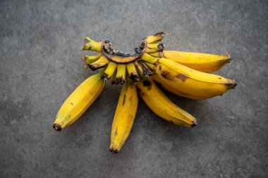 Esmer arka planda olgunlaşmış muzlar.