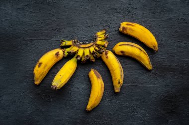 Esmer arka planda olgunlaşmış muzlar.