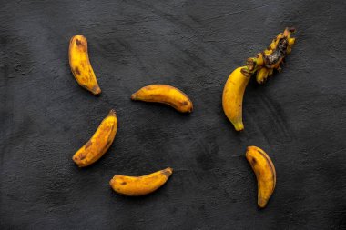 Esmer arka planda olgunlaşmış muzlar.