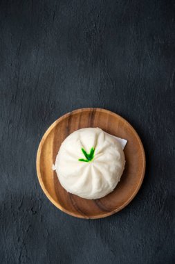 Flat lay baozi veya bao dim sum plaka üzerinde koyu arkaplan üzerinde kopyalama alanı ile.