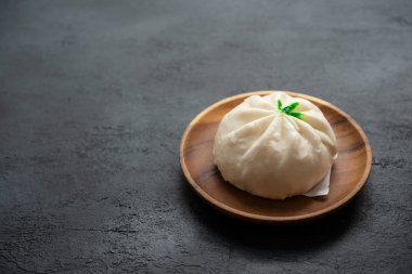 Baozi ya da bao dim sum tabakta koyu arkaplanda kopyalama alanı.
