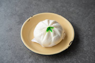 Koyu arkaplanda Baozi ya da Bao Dim Sum tabağı.