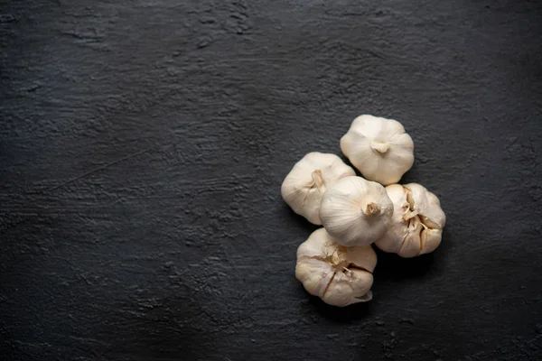 Top View Garlic Copy Space Dark Background — Stock Photo, Image