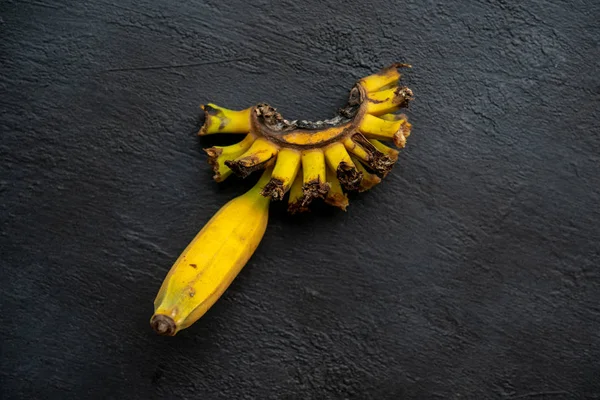 Banane Troppo Mature Sfondo Scuro — Foto Stock