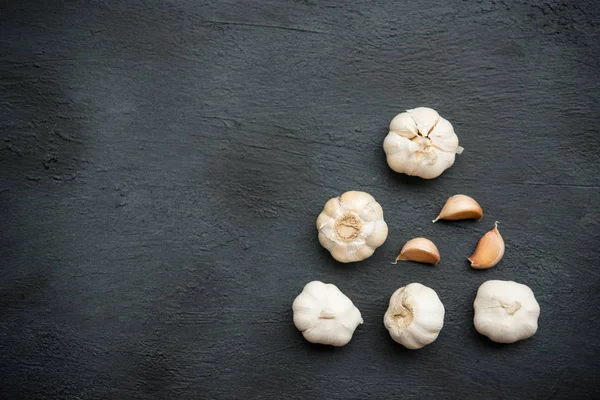 Top View Garlic Cloves Bulb Copy Space Dark Background — Stock Photo, Image