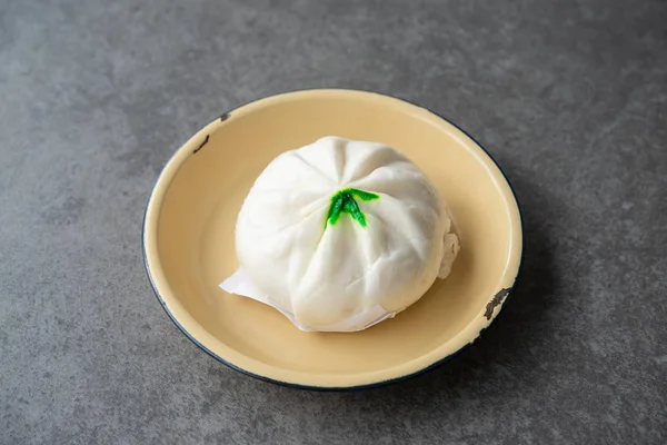 Koyu arkaplanda Baozi ya da Bao Dim Sum tabağı.