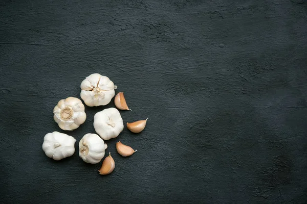 Top View Garlic Cloves Bulb Copy Space Dark Background — Stock Photo, Image