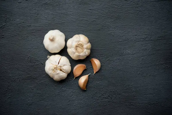 Top View Garlic Cloves Bulb Copy Space Dark Background — Stock Photo, Image